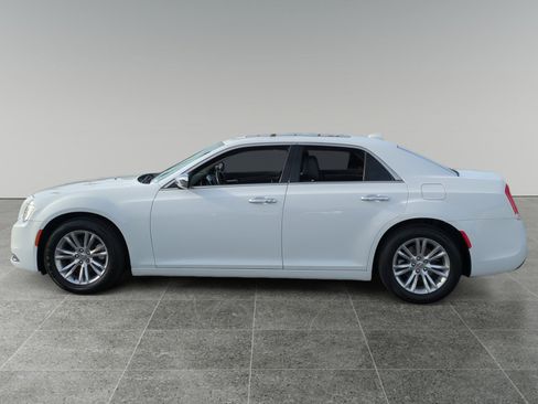 Used 2016 Chrysler 300 C image 2