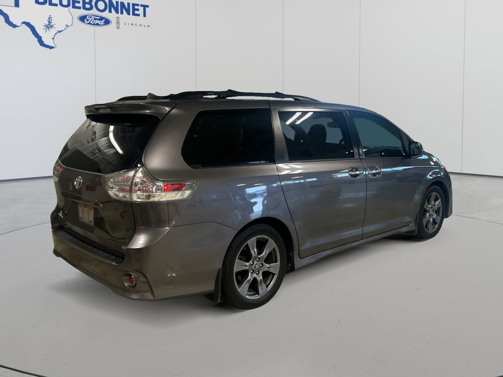 Used 2019 Toyota Sienna SE FWD image 5