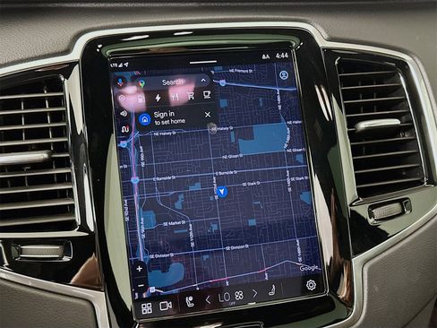 Used 2024 Volvo XC90 T8 Ultimate w/ Lounge Package image 13