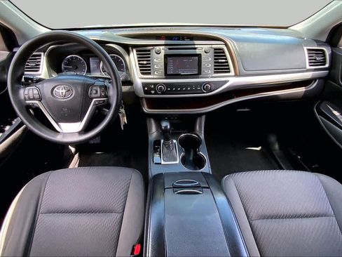 Used 2017 Toyota Highlander LE FWD image 14