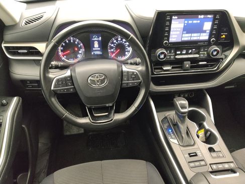 Used 2021 Toyota Highlander LE AWD/4WD image 22