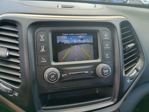 Used 2016 Jeep Cherokee Sport FWD image 29