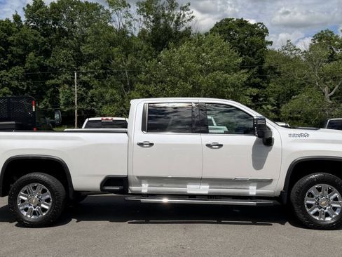 Used 2024 Chevrolet Silverado 3500 High Country w/ High Country Premium Package AWD/4WD image 2