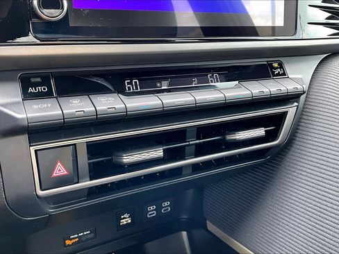 Used 2025 Toyota Camry SE w/ Convenience Package image 31