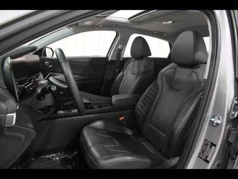 Certified 2025 Hyundai Elantra Limited FWD image 5