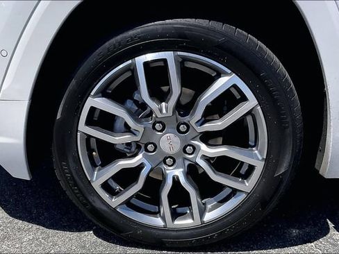 Used 2024 GMC Terrain Denali w/ Denali Premium Package AWD/4WD image 8
