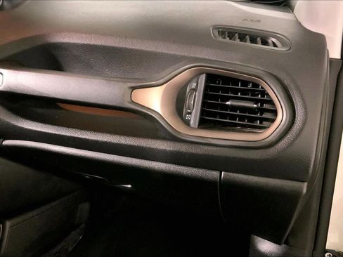 Used 2023 Jeep Renegade Latitude image 16