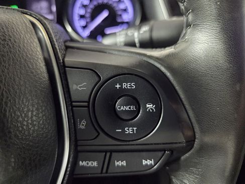 Used 2020 Toyota Camry SE w/ Convenience Package FWD image 17