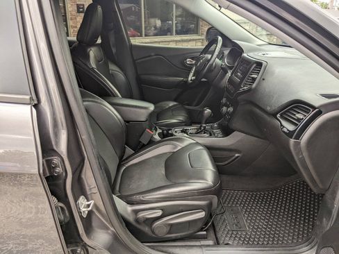 Used 2019 Jeep Cherokee Latitude Plus AWD/4WD image 14