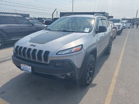 Used 2016 Jeep Cherokee Trailhawk w/ Comfort/Convenience Group AWD/4WD image 4