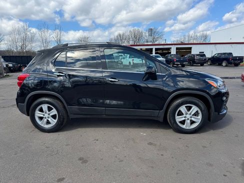 Used 2017 Chevrolet Trax LT w/ LT Convenience Package image 6