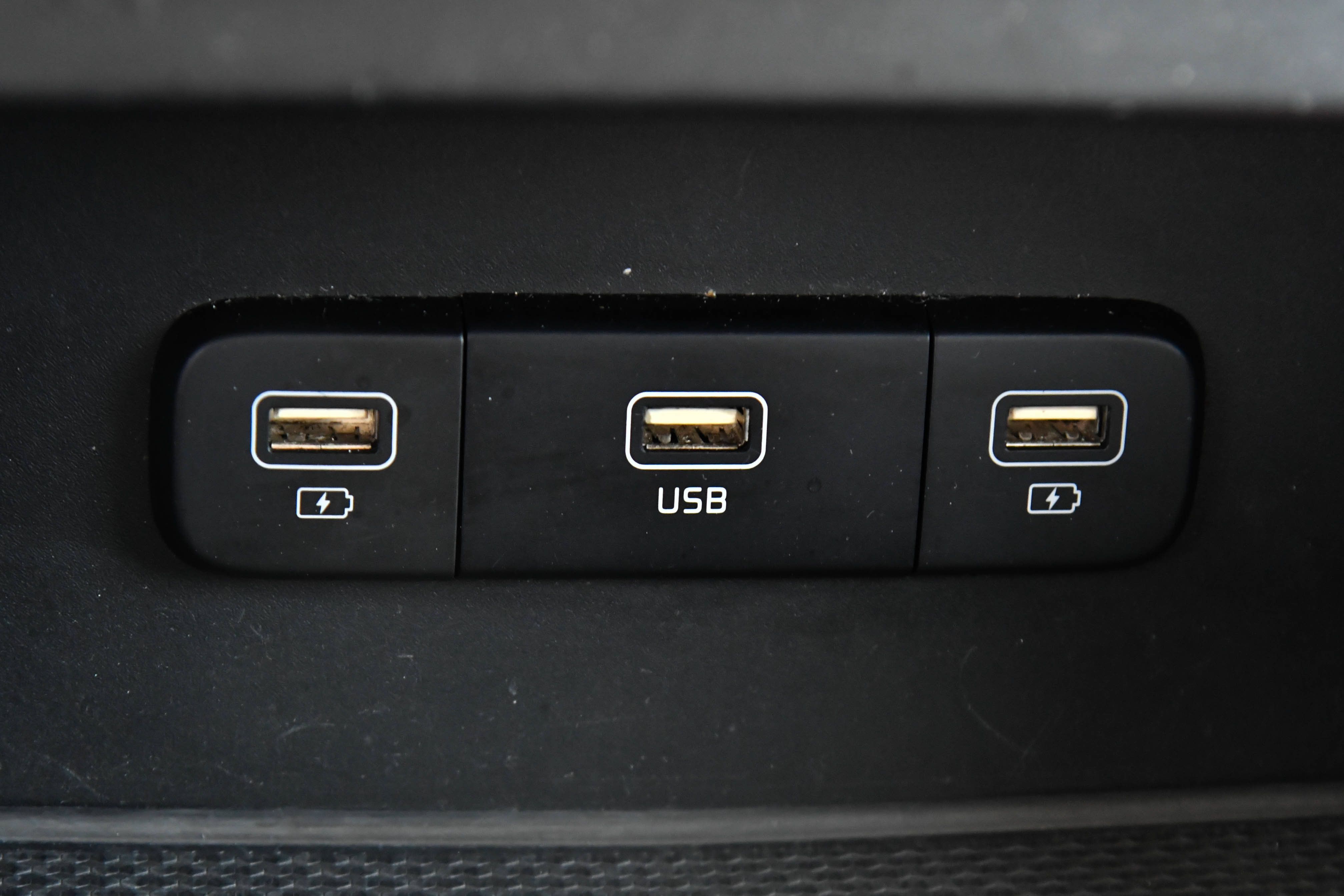 Used 2023 Kia Carnival LX FWD image 25