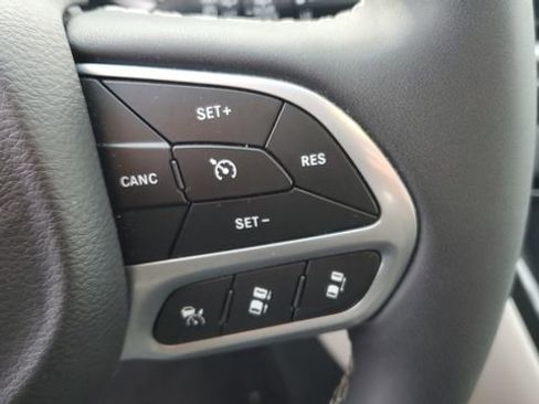 Certified 2024 Chrysler Pacifica Touring-L image 10