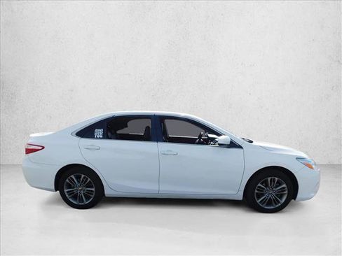 Used 2017 Toyota Camry SE image 4