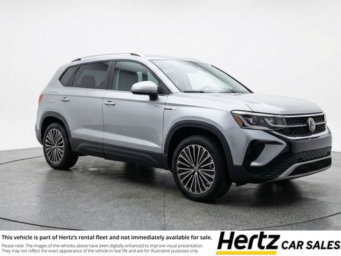 Used 2025 Volkswagen Taos SE image 1