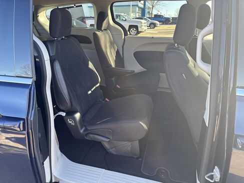 Used 2017 Chrysler Pacifica Touring Plus w/ Tire & Wheel Group image 13