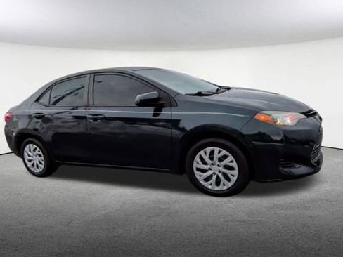 Used 2018 Toyota Corolla LE image 2