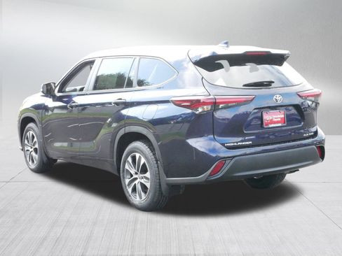 Certified 2024 Toyota Highlander XLE image 5