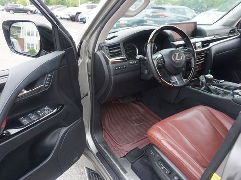 Used 2018 Lexus LX 570 4WD w/ Luxury Package image 7