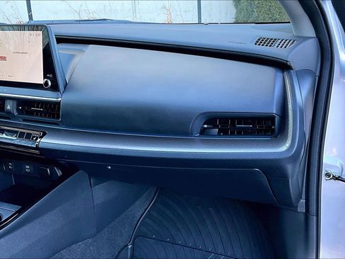 Used 2025 Toyota Prius XLE image 19