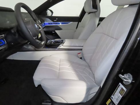 Used 2025 BMW i7 eDrive50 w/ Executive Package image 14