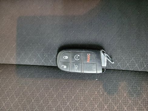 Used 2019 Jeep Grand Cherokee Laredo image 32