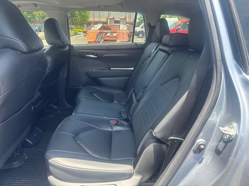 Used 2023 Toyota Highlander XLE FWD image 12