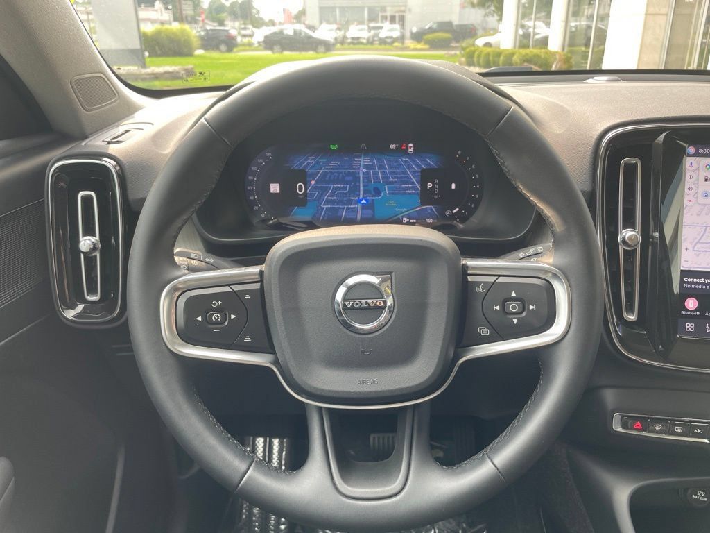 Used 2025 Volvo XC40 B5 Plus AWD/4WD image 19
