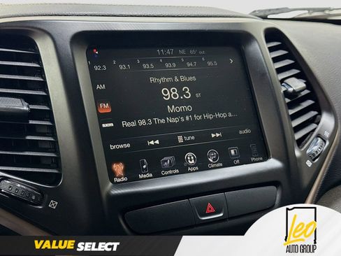 Used 2017 Jeep Cherokee Latitude w/ Cold Weather Group FWD image 14