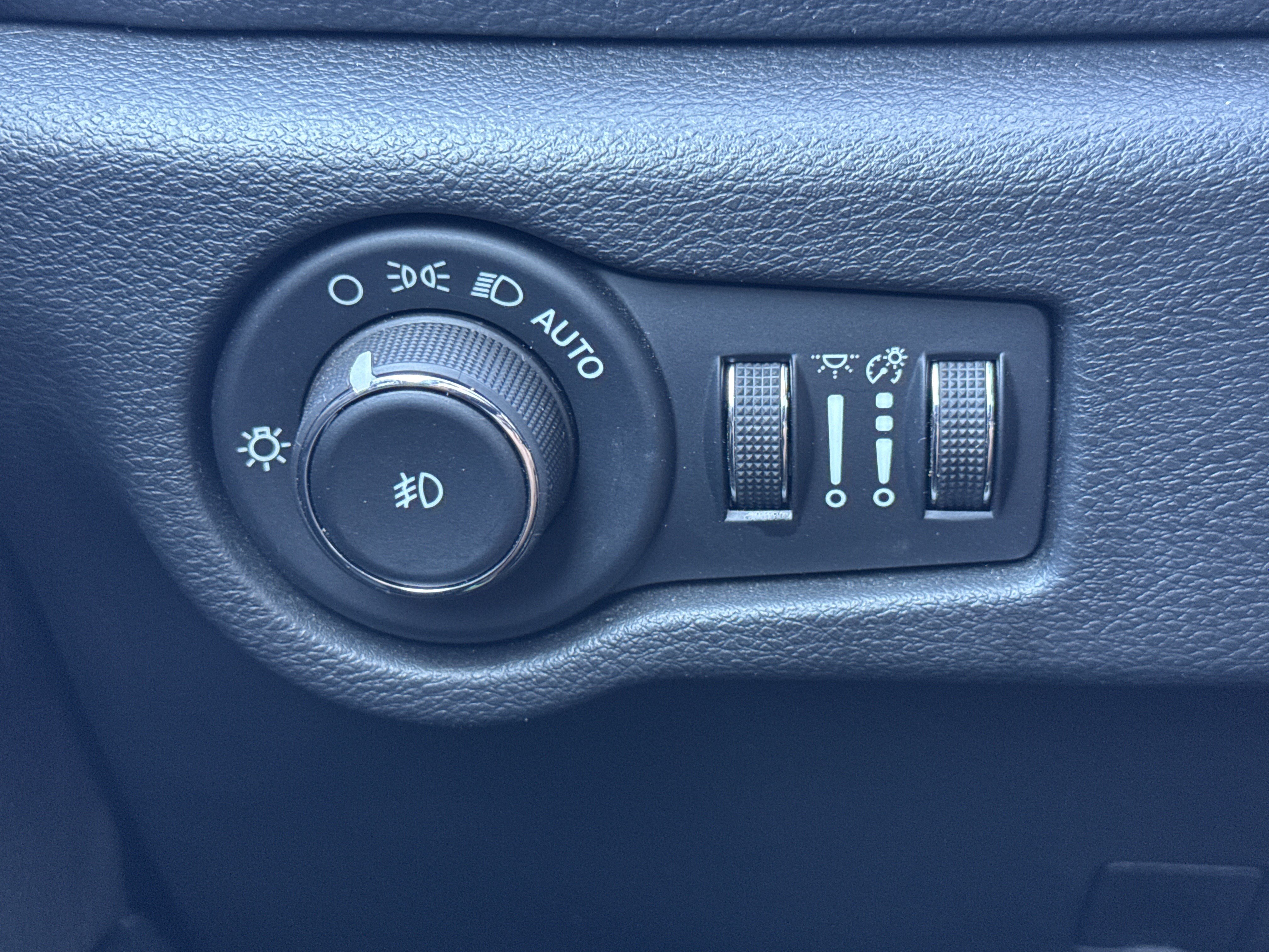 Used 2026 Chrysler Pacifica Limited FWD image 14