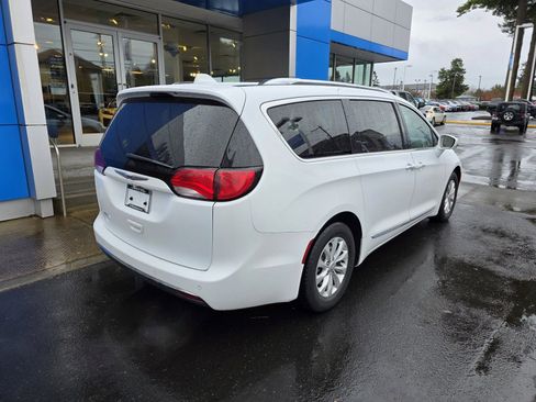 Used 2019 Chrysler Pacifica Touring-L image 6