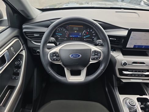 Used 2024 Ford Explorer XLT image 15
