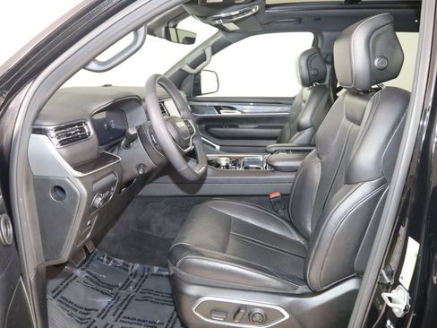 Used 2023 Jeep Wagoneer 4WD w/ Premium Group I image 14