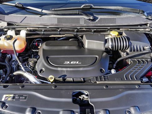 Used 2019 Chrysler Pacifica Touring-L w/ S Appearance Package image 18