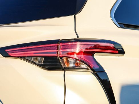 Used 2022 Toyota Sienna Platinum image 10