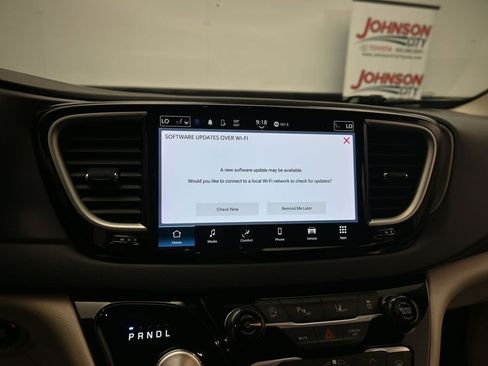 Used 2023 Chrysler Pacifica Touring-L FWD image 21