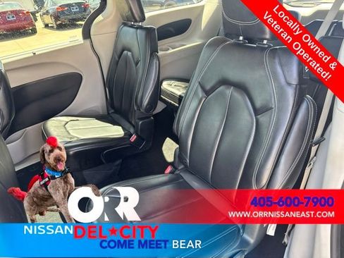 Used 2023 Chrysler Pacifica Touring-L FWD image 5
