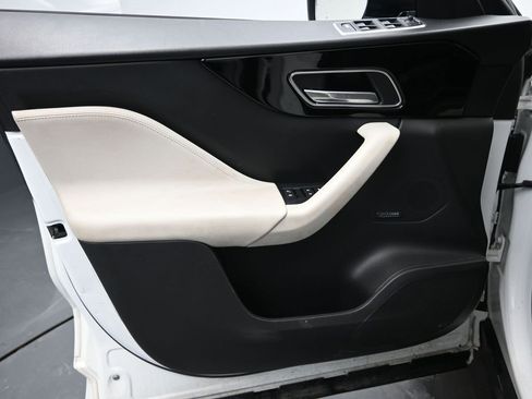 Used 2017 Jaguar F-PACE R-Sport image 26