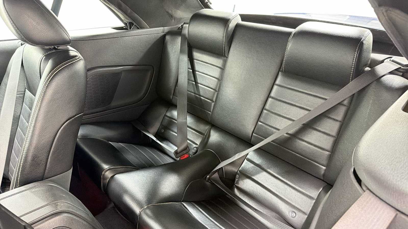 Used 2010 Ford Mustang Convertible RWD image 23