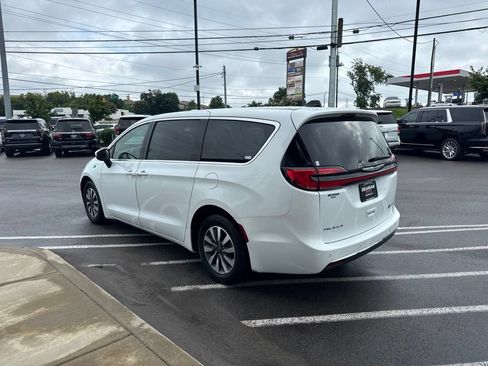 Used 2023 Chrysler Pacifica Touring-L FWD image 5