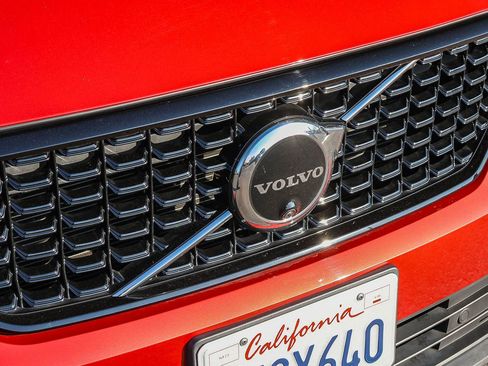 Used 2023 Volvo XC40 B5 Ultimate w/ Protection Package Premier image 17