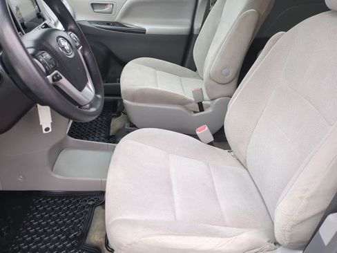 Used 2016 Toyota Sienna L image 16