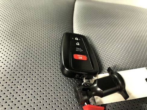Used 2021 Toyota RAV4 Limited AWD/4WD image 32