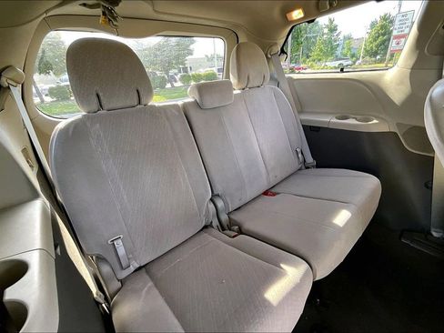 Used 2017 Toyota Sienna LE FWD image 32