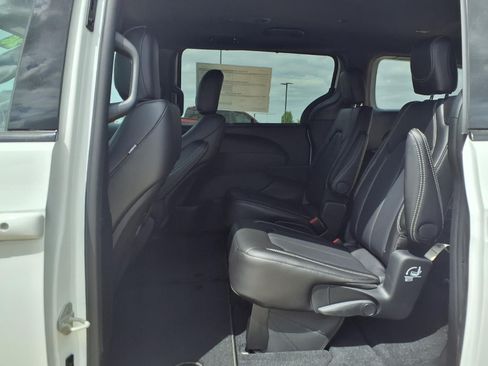 New 2026 Chrysler Pacifica Select w/ S Appearance Package FWD image 19