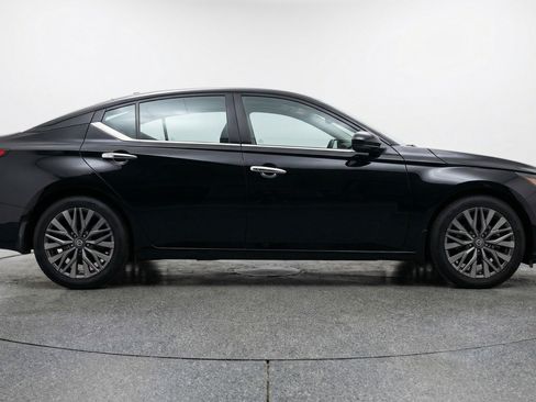 Used 2025 Nissan Altima 2.5 SV FWD image 11