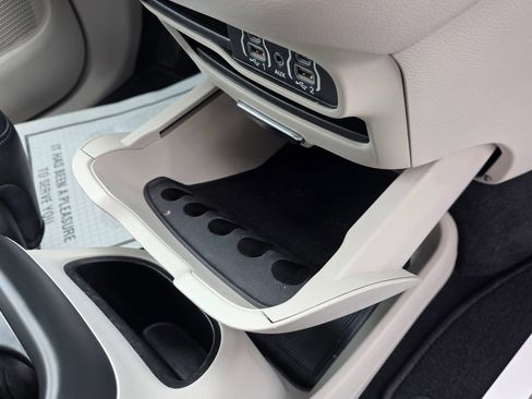 Used 2024 Chrysler Pacifica Touring-L FWD image 39