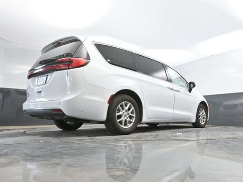Used 2023 Chrysler Pacifica Touring-L FWD image 47
