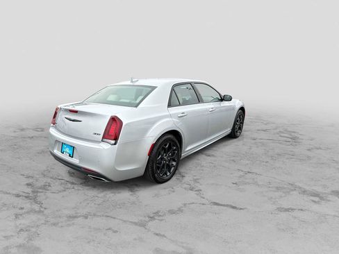Used 2022 Chrysler 300 Touring L w/ Comfort Group image 8