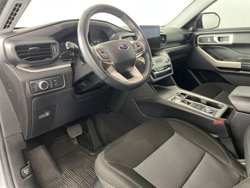 Used 2022 Ford Explorer XLT image 2